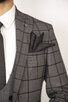 Pánský oblek Victor – detail přední části obleku a kapsy s kravatou